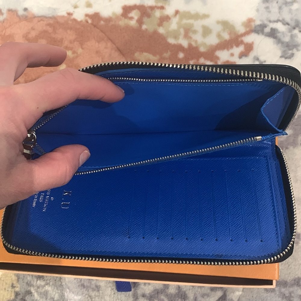 257372N Louis Vuitton Wallet Long Zippy Around Black Taiga Leather - Picture 14 of 15